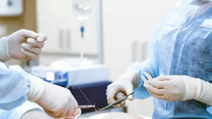 Retiro cuidadoso de suturas para favorecer una correcta cicatrización. Procedimiento rápido, seguro y realizado por personal capacitado.